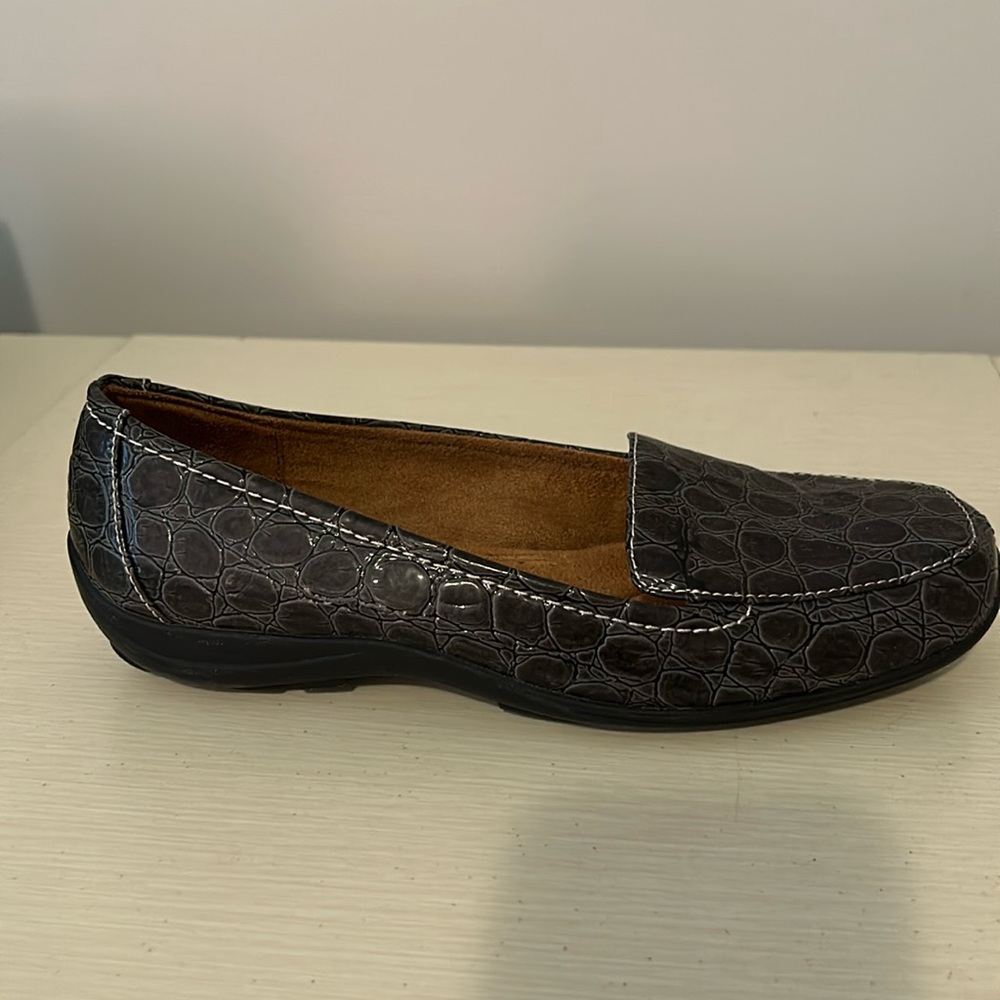 New in box Natural soul Danna grey croc flats size 7 W